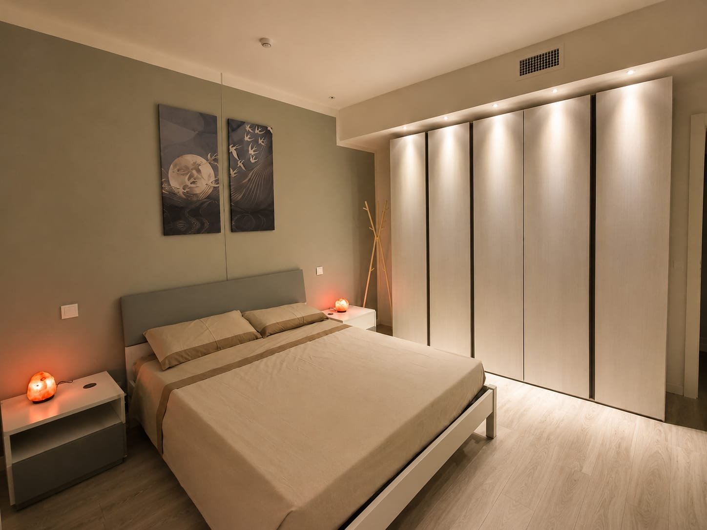Interno di Zero Home Relax a Civitanova Marche con gestione domotica e connettività avanzata